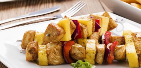 brochetas pollo y piña